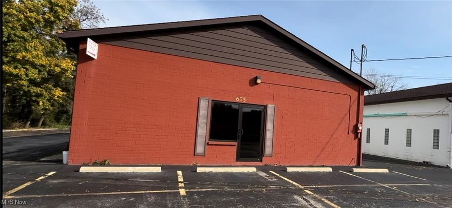 You must see this well-designed space, perfect for your next business opportunity. This is a conveniently located office warehouse building. It is great for a medical building, contractors, a beauty shop, a massage parlor, a chiropractor, etc. Space has 3 offices, a kitchen with laundry hookups, 2 bathrooms, a reception area, a waiting area, as well as 700 sq ft of warehouse space. Schedule your appointment today! Agent owned!