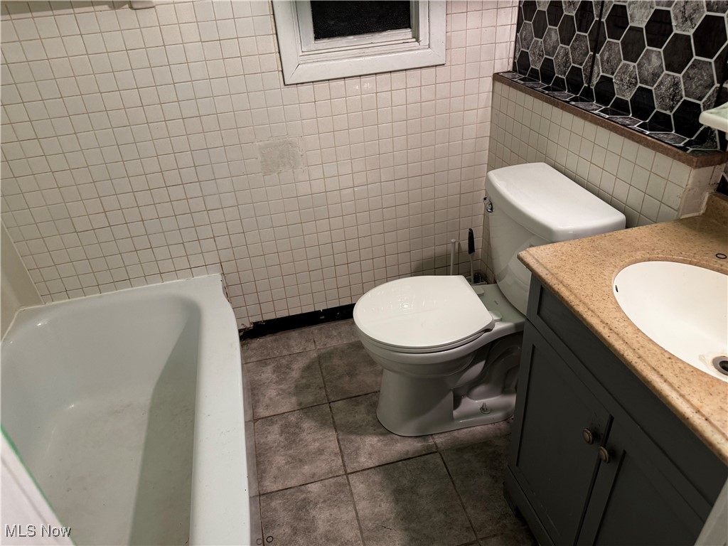 Hoyt - Commercial Sale