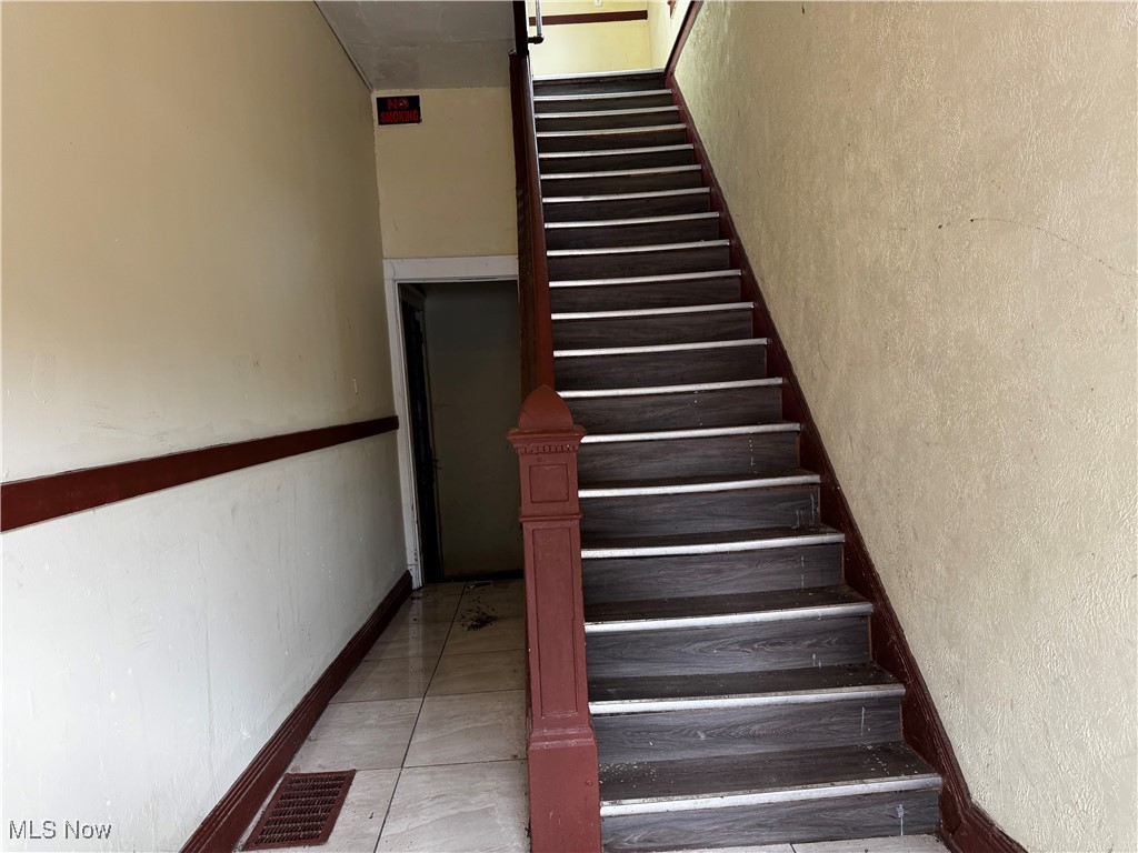 Hoyt - Commercial Sale