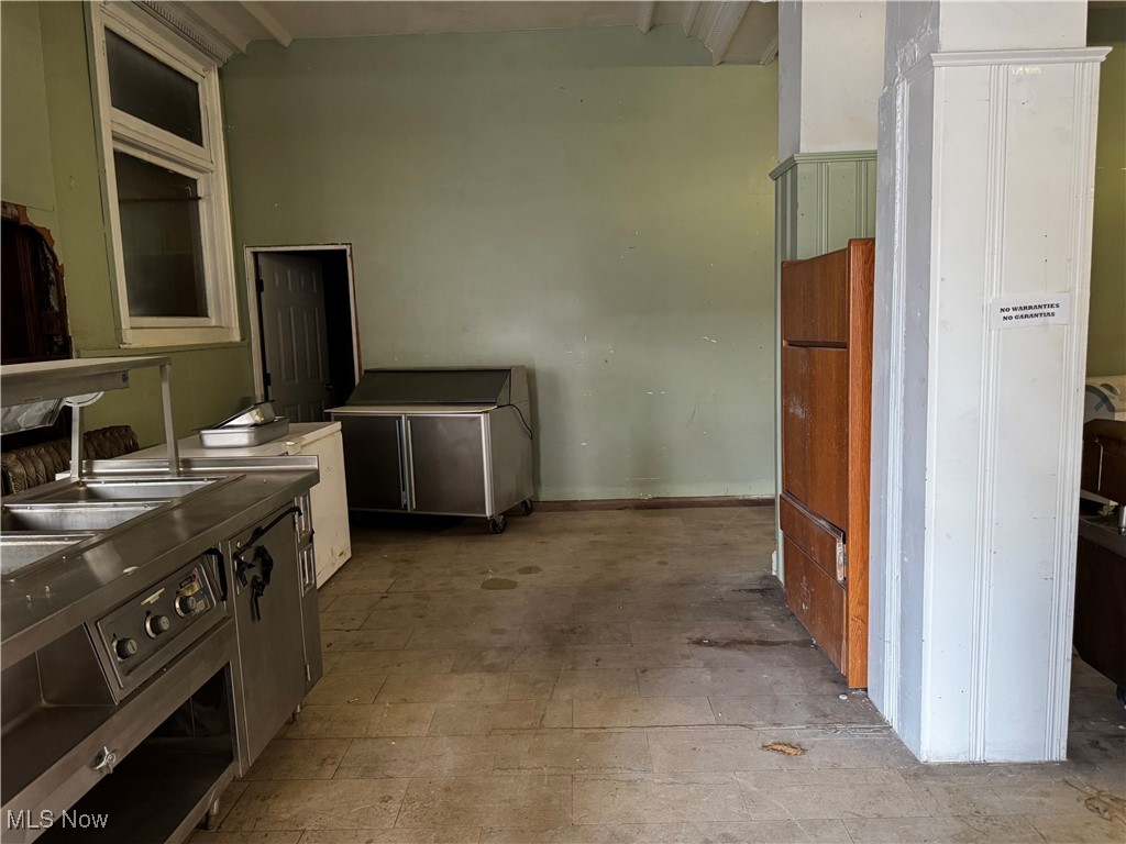 Hoyt - Commercial Sale