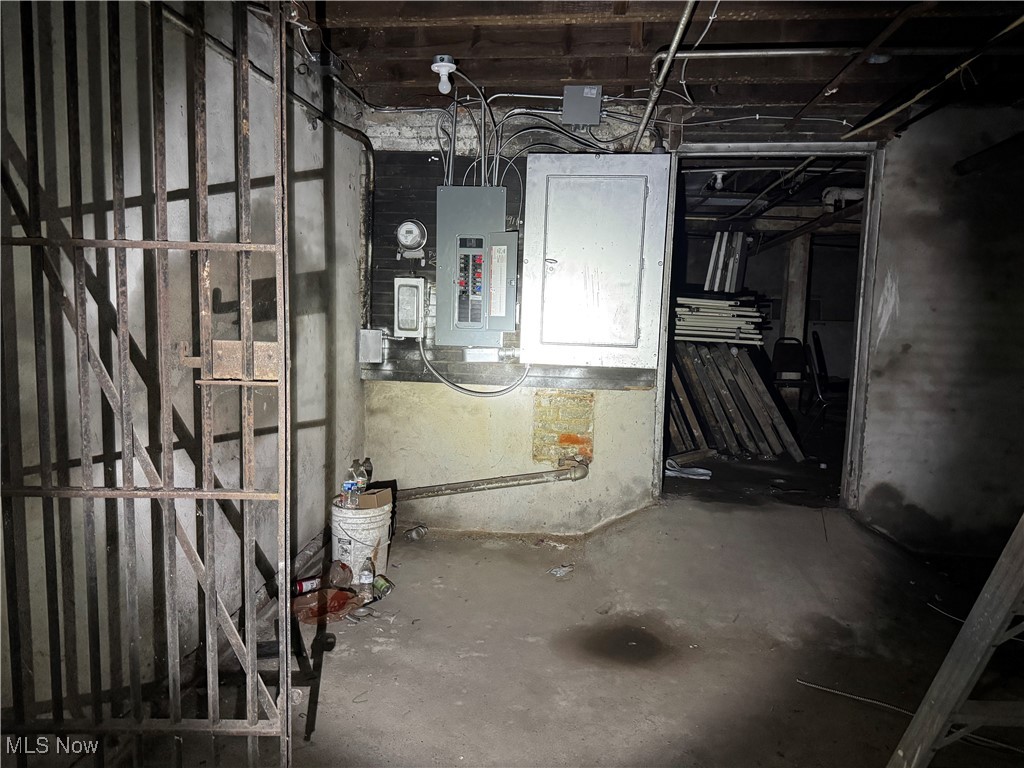 Hoyt - Commercial Sale