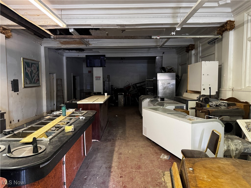 Hoyt - Commercial Sale