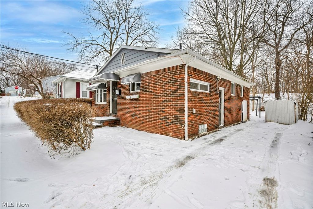 Photo of 7 Smith Court, Elyria, OH 44035 (MLS # 5188464)