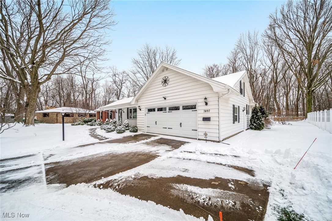 7497 Hollycroft Lane, Mentor, Ohio image 38