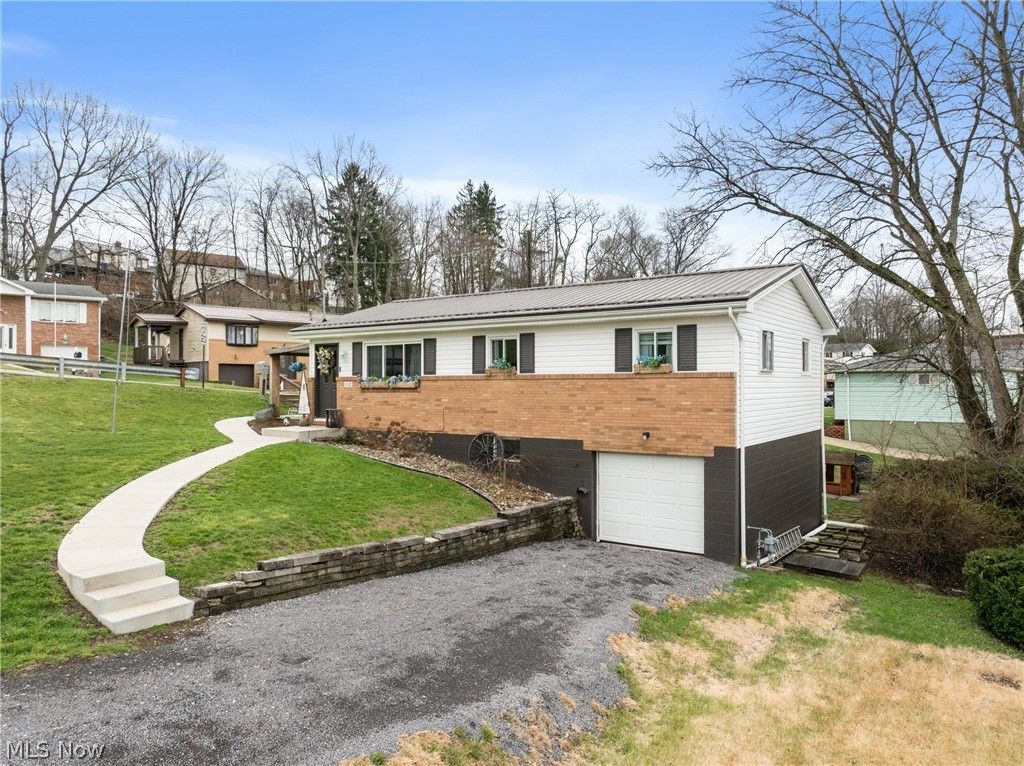 Photo of 112 Parkview Drive, Wintersville, OH 43953 (MLS # 5197043)