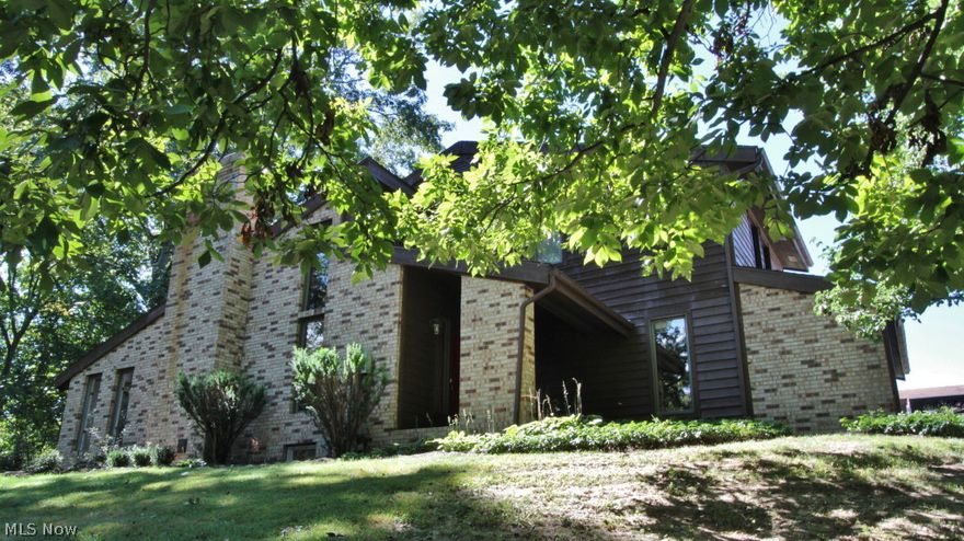 Rustic contemporary home of brick and cedar. Spacious great room and master suite have tremendous floor to ceiling windows and
custom built ins making them light, bright and inviting. Home features 5 bedrooms, 4 with private full baths. Master bath is all tiled, has
large corner tile shower, large jacuzzi tub and double vanity with corian top. Spacious kitchen with corian counter tops and huge eating
bar. Also features built in desk and new stainless appliances. This opens into the tremendous great room making it a spectacular area
for entertaining friends and family. Formal entry, formal living room and dining room, sun room with built in skylights and large main
floor finish out the main floor. This home has been completely renovated with all new flooring, paint, bathroom and kitchen updates.
Exterior completely re-stained, lower level has additional laundry, office, brick accented family room with wood burner and wet bar. All
this is located on a wooded secluded lot off a cul