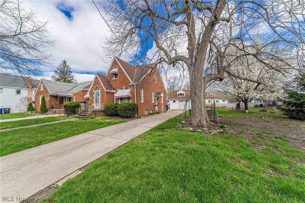 Photo of 19605 Kewanee Avenue, Cleveland, OH 44119 (MLS # 5199679)
