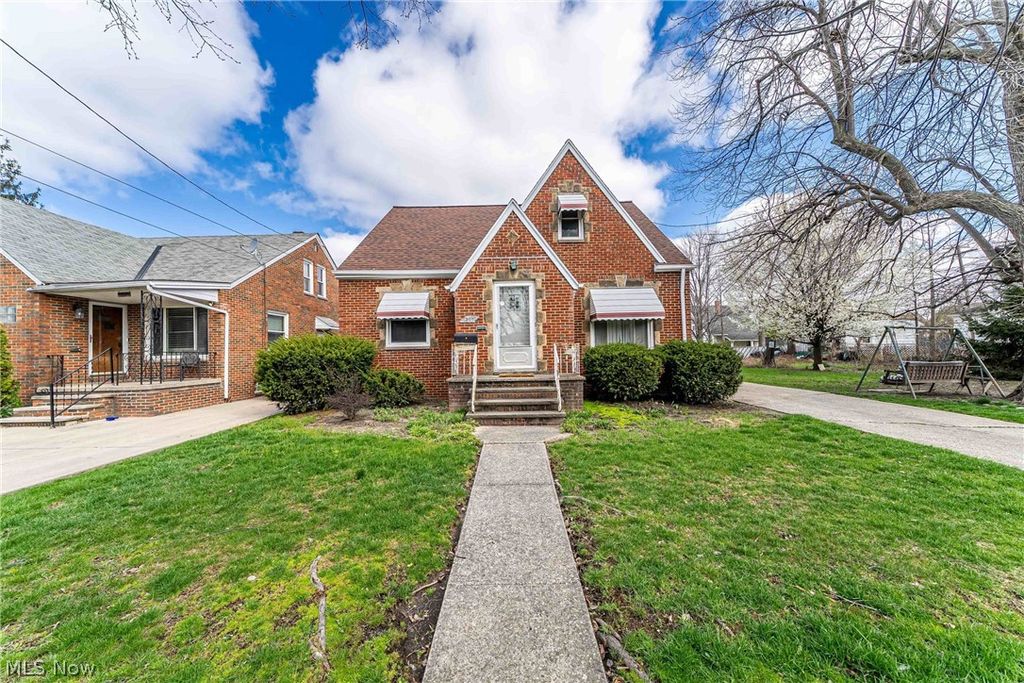 Photo of 19605 Kewanee Avenue, Cleveland, OH 44119 (MLS # 5199679)