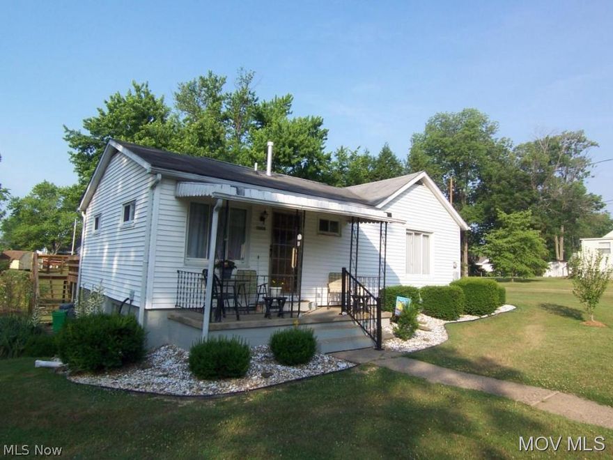 Four bedroom, 1 bath home on three lots.  The owner has maintained the home well and it shows.  One floor living is offered with the basement entrance outside.  Some hardwood floors, great location close to I77. Laundry is also on main floor from bedroom three.  Great buy!!  Elem: Martin Elementary School  Elem/Bus: Y  JrHigh: Edison Jr. High School  JrHigh/Bus: Y  High: Parkersburg South High  High/Bus: Y  Fire: CIT  Police: CTY  PossFreeGas: N  ;SQFT=Fin L1:1220, Fin Above:1220, Fin Total:1220, Unfin Bsmt:380, Unfin Above:380;PRKG= Off Street