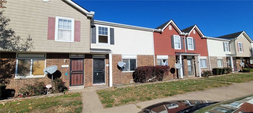 Welcome home to this 2 bedroom townhouse in the heart of Cleveland.  Spacious kitchen, full basement and so much more.  Don't miss out - Come and make it your own today.