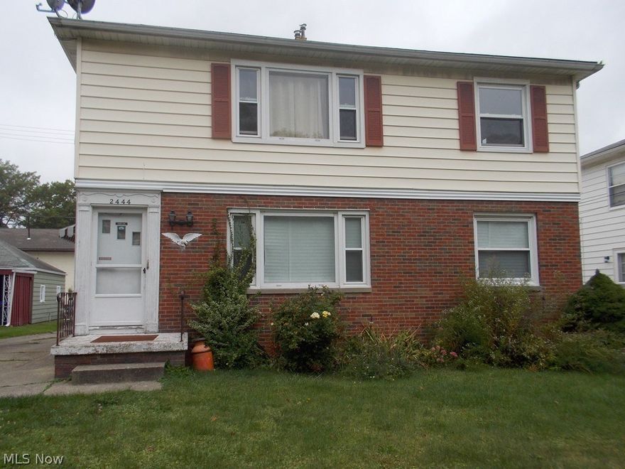 Upstairs unit of an duplex in Cuyahoga Falls. Close to shopping and restaurants.
