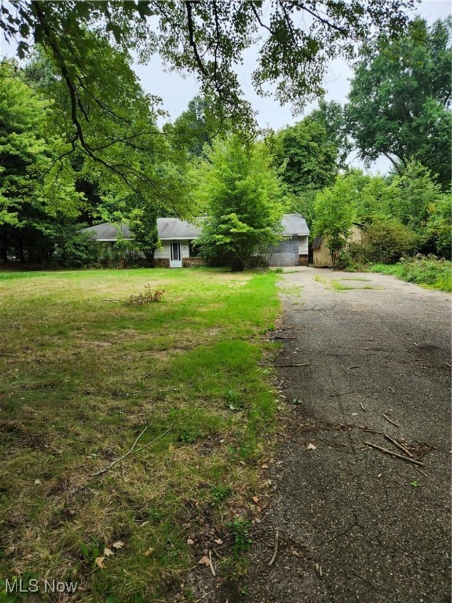 ATTENTION INVESTORS, Look No More , Great Opportunity !  Ranch Home Sitting On An Acre . Offers  Living Room With Fireplace, Large Kitchen and Dining Area. Three Bedrooms, 1 1/2 Baths, Laundry Room. Big Covered Porch Area Over Looking Nice Yard.