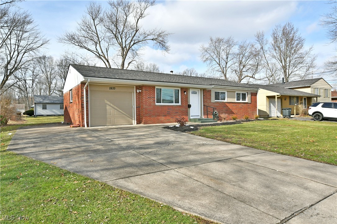 2833 Heather Lane, Warren, Ohio image 2