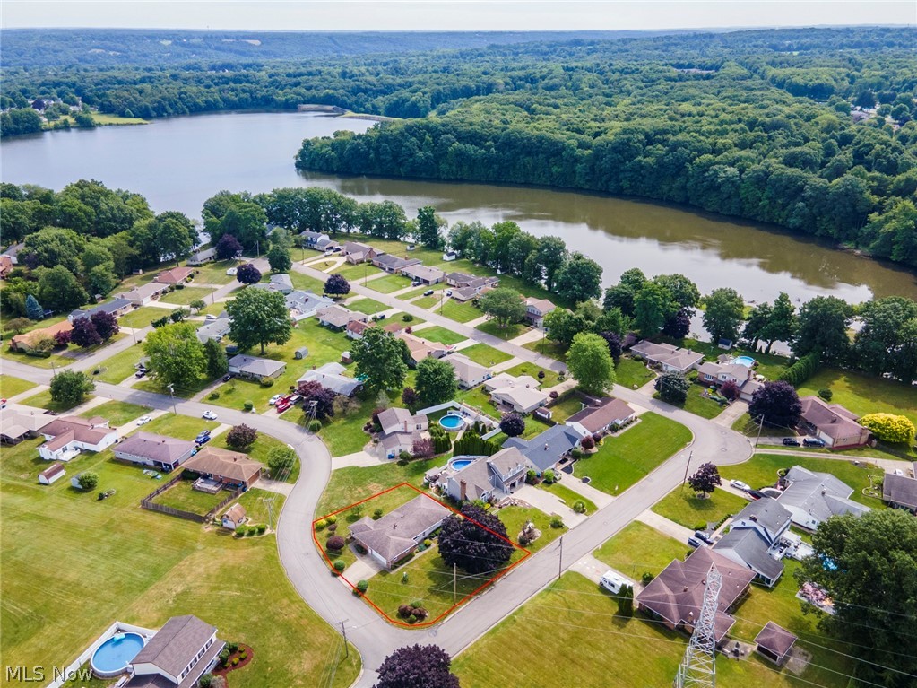 Hamilton Lake Manor 02 - Residential