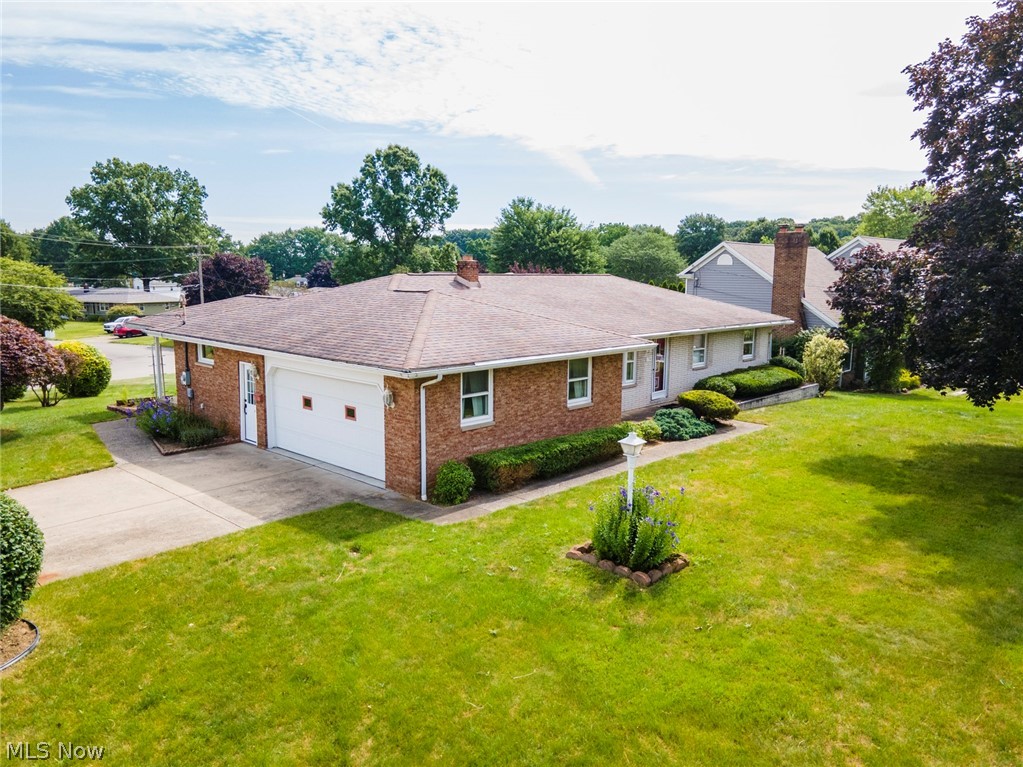 Hamilton Lake Manor 02 - Residential