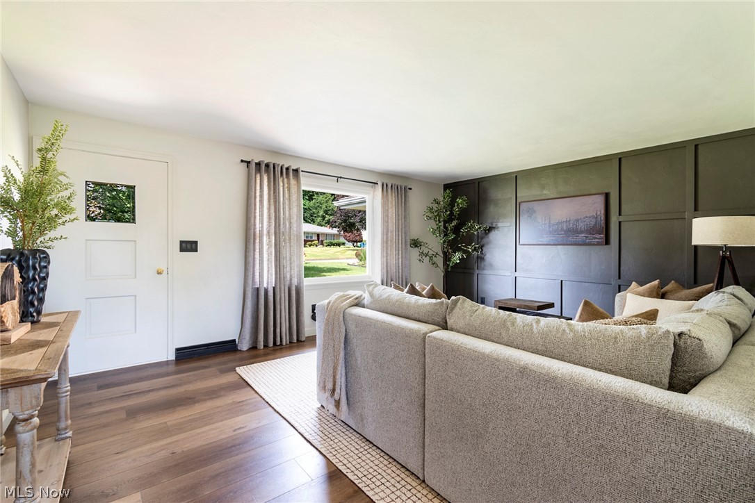 Hamilton Lake Manor 02 - Residential