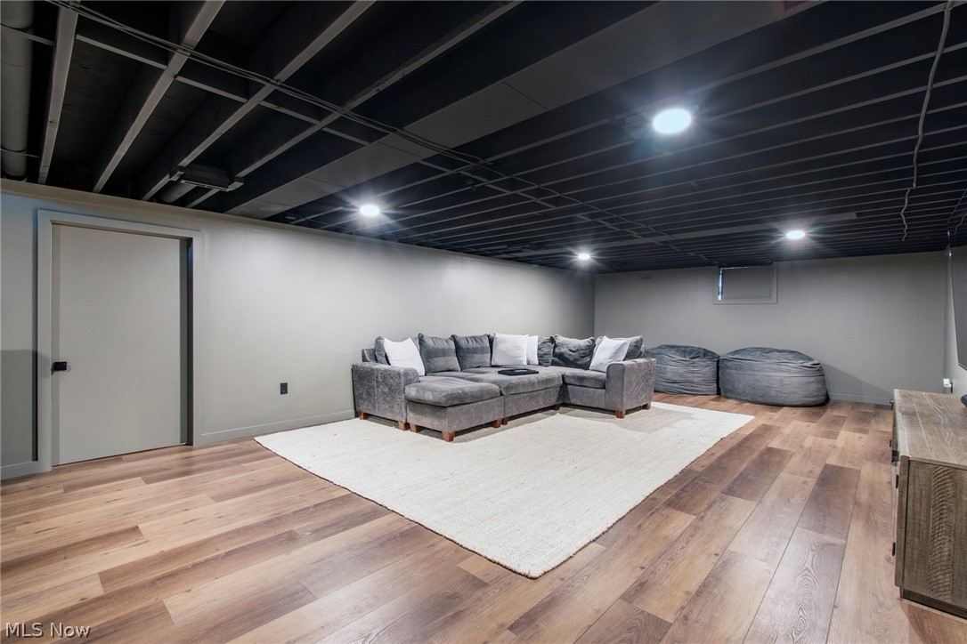 Hamilton Lake Manor 02 - Residential