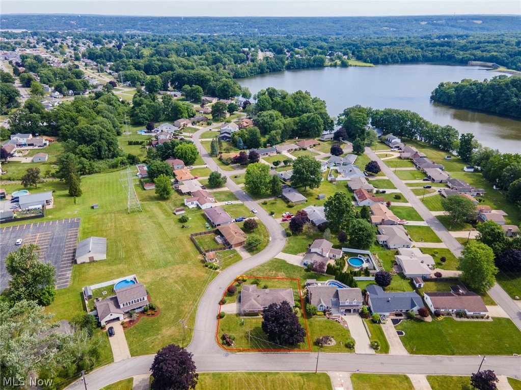 Hamilton Lake Manor 02 - Residential