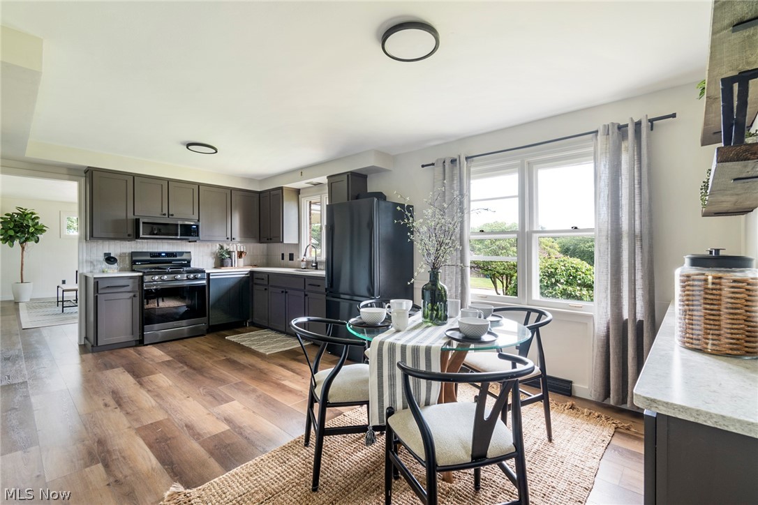 Hamilton Lake Manor 02 - Residential