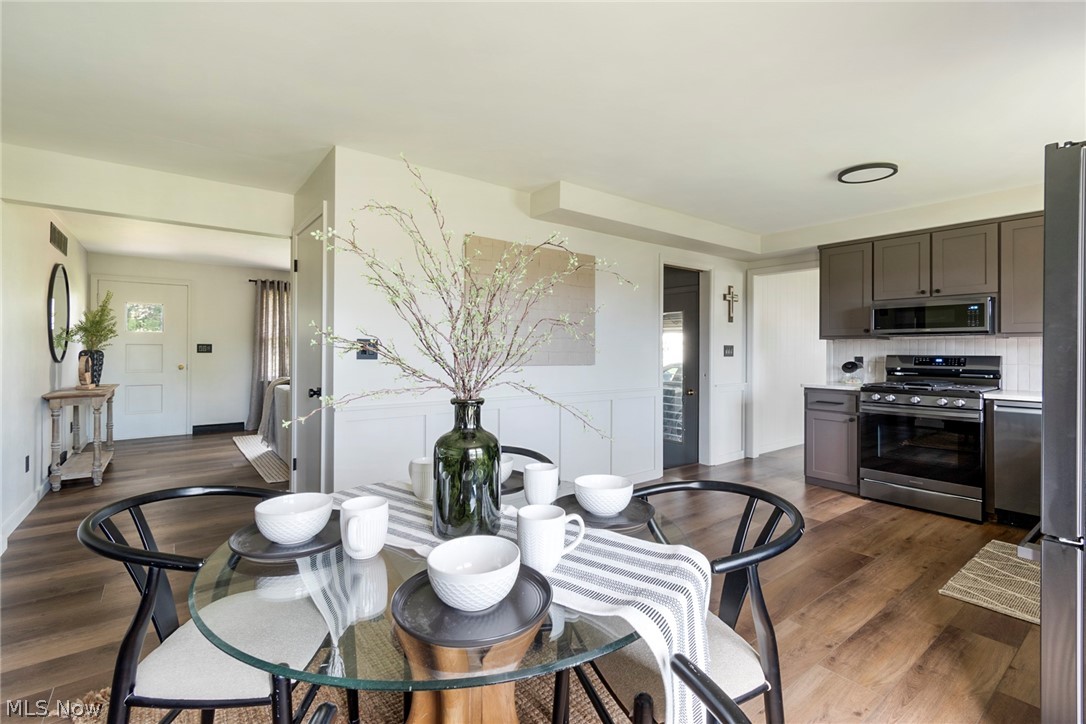 Hamilton Lake Manor 02 - Residential