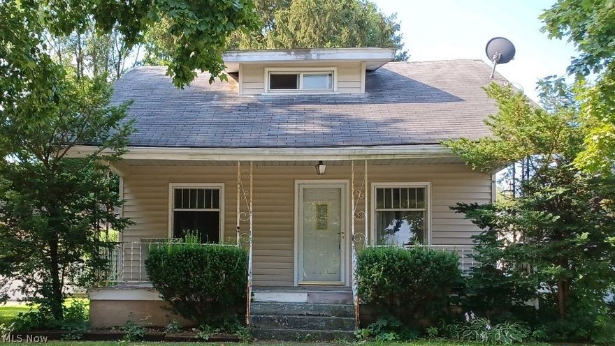 Looking for a project? Look no more! This adorable home has so much to offer! The first floor offers so much space! The bedrooms are large for an older home. The garage is a car lovers dream! Nice lot located on a dead end street.
Cash or renovation loan only.