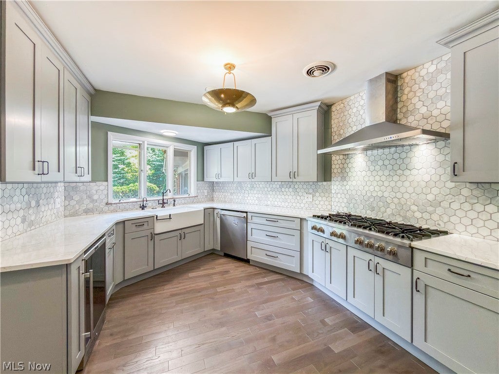 Photo of 2990 E Belvoir Oval, Shaker Heights, OH 44122 (MLS # 5225661)
