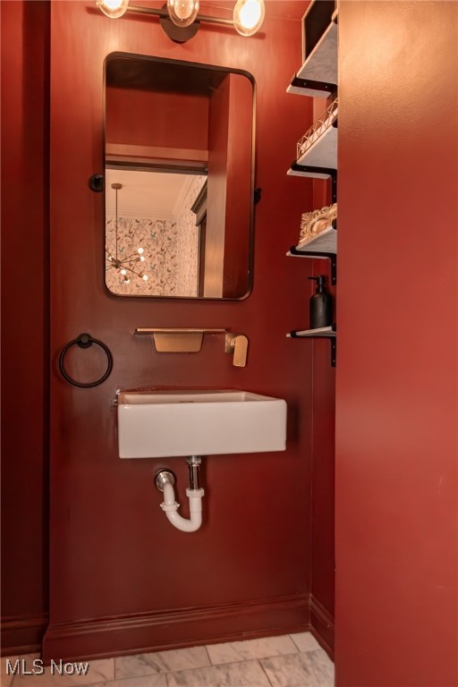 Main image without alt text