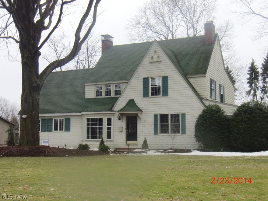 Beautiful family home, Avondale Area, five bedrooms, 3.5 baths, first floor family room and rec room both with fireplaces.
Sun room off dinette and formal dining room. Large paved patio in private backyard.  Must see to appreciate all the
fine qualities of this home.  2015 updated heating, cooling, and electrical.