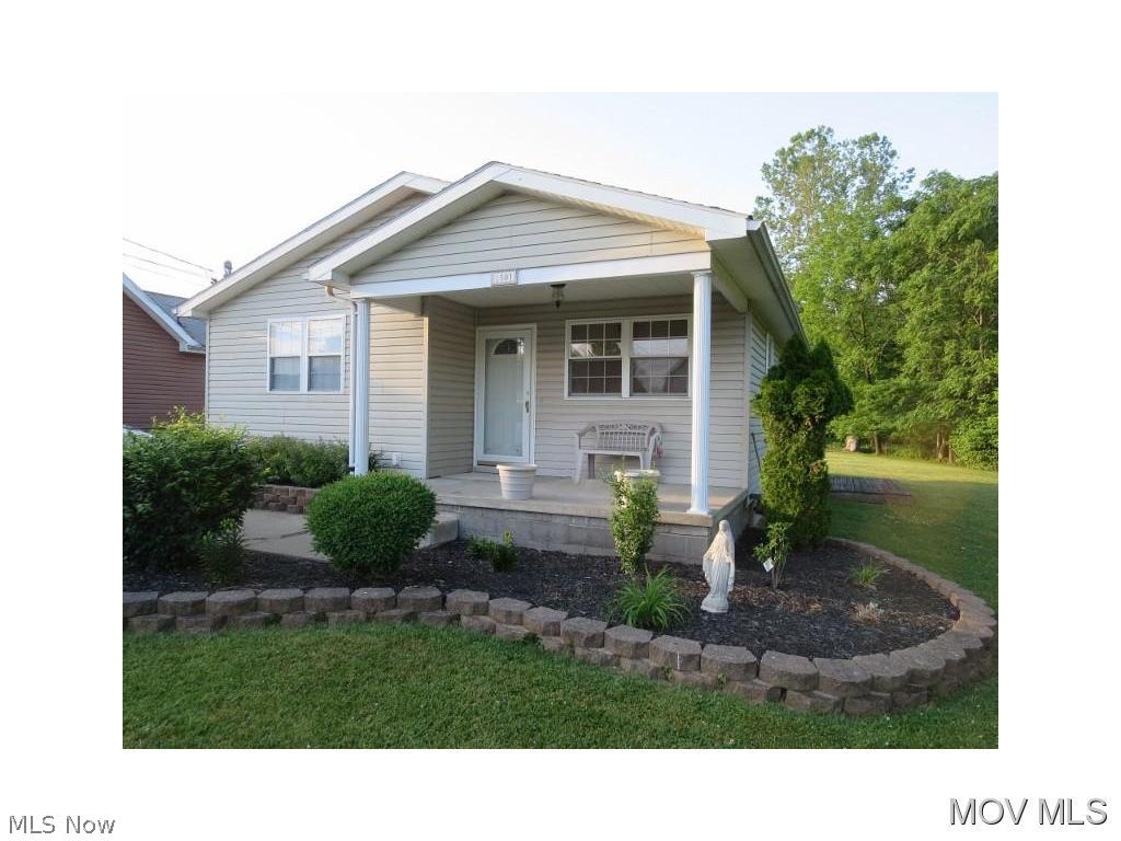 All one floor living situated on a nice large level lot. Convenient to all stores and business's. 12x8 storage bldg. Oak crown molding. Large eat in kitchen. Wonderful floor plan. Oak crown molding. Elem: Neale Elementary Elem/Bus: Y JrHigh: Jackson Jr. High School JrHigh/Bus: Y High: Parkersburg High High/Bus: Y Fire: VOL Police: CTY ;SQFT=Fin Above:1250, Fin Total:1250, Unfin Bsmt:0, Unfin Above:0;PRKG= Off Street, Parking Pad