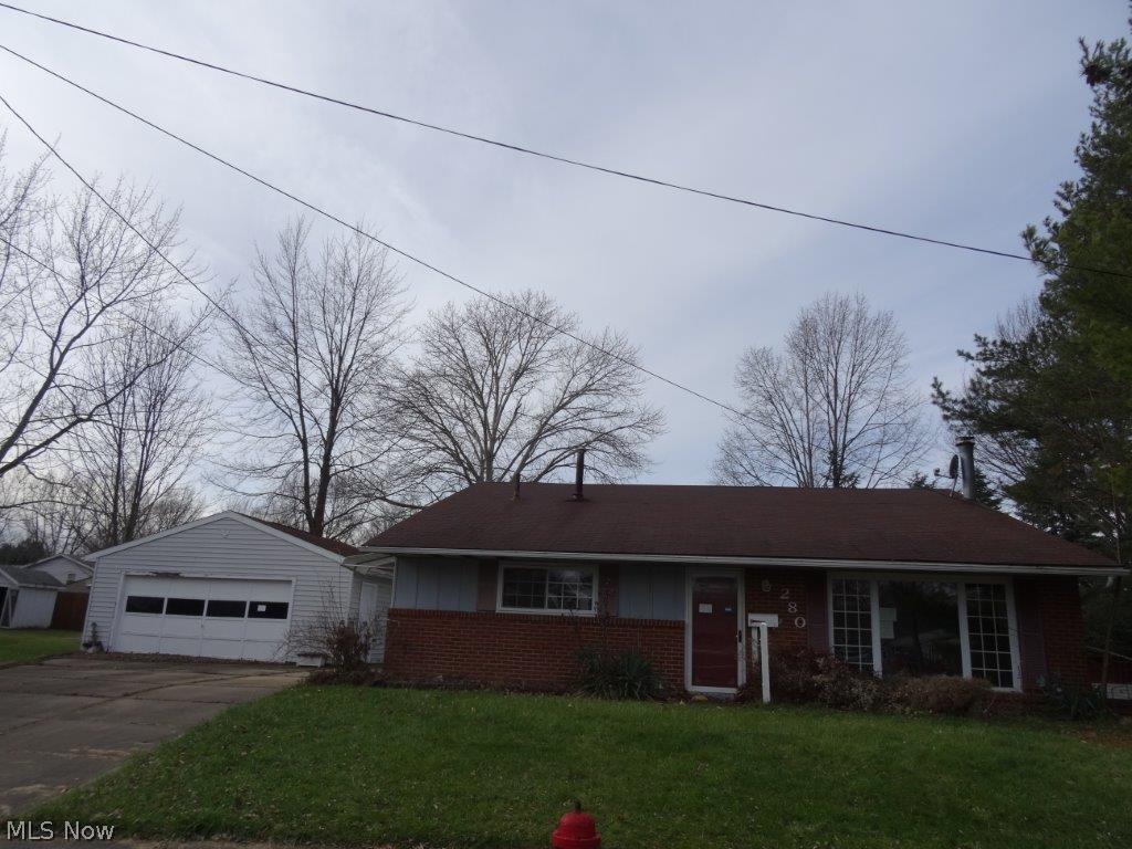 Excellent investment potential - 3 bed, 2 full bath bi-level, great location. Finished basement, situated on a cul-de-sac, 2 car det garage. Hurry this will go fast!