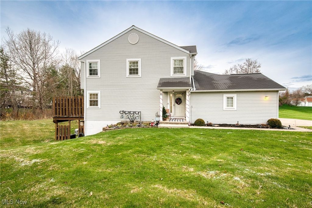 Photo of 1350 Leeward Lane #D, Willoughby, OH 44094 (MLS # 5175633)