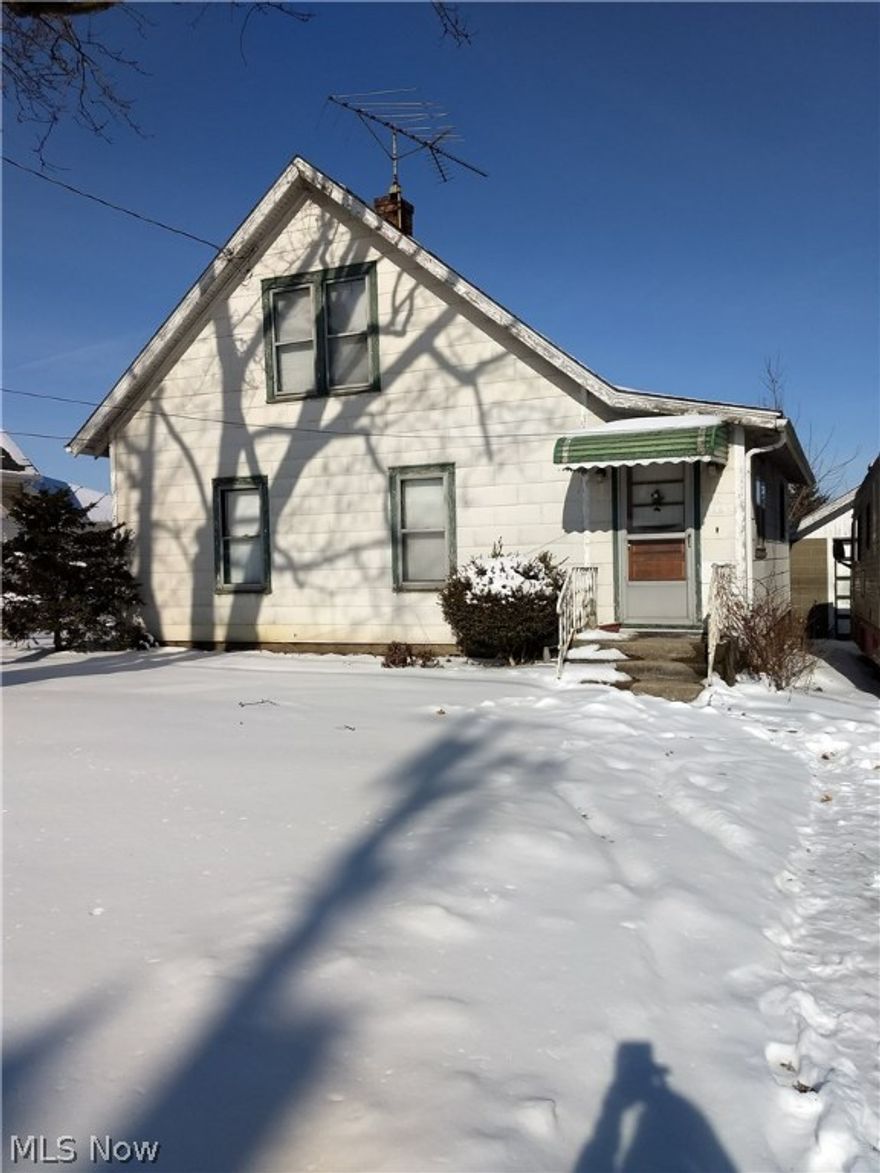 A great house in the heart of Kidron.  First floor laundry, bedroom and updated bathroom.  Two more bedrooms upstairs along with additional closet storage.  Eat in kitchen with ample cupboard and counter space.  This home has the original beautiful natural woodwork!  Neutral carpet or wood floors.  Move in ready. 
Nice lot (1/3 acre) and Dalton schools!  Convenient location with the feel of the country .