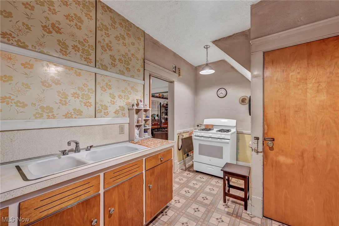 Cleveland, Ohio 44108, United States, 3 Bedrooms Bedrooms, ,1 BathroomBathrooms,Residential,Active,243645