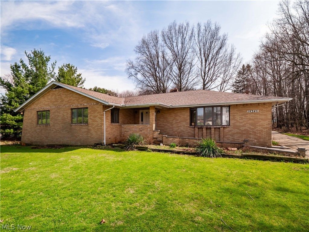 Photo of 14345 W Sprague Road, Strongsville, OH 44136 (MLS # 5198705)