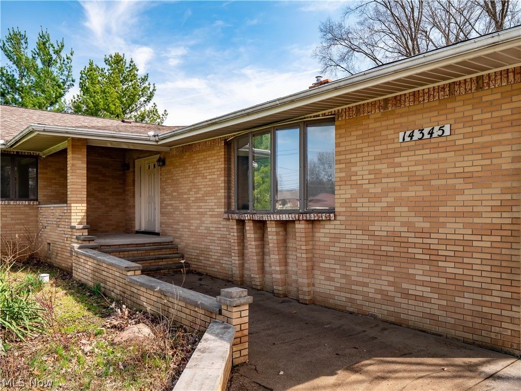 Photo of 14345 W Sprague Road, Strongsville, OH 44136 (MLS # 5198705)