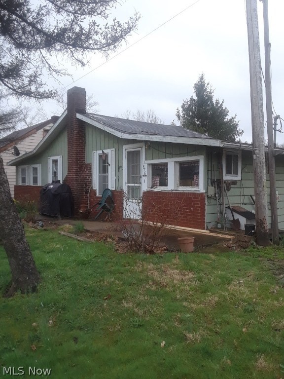 What a view of the river from the back patio. This 3 bedroom cottage could be that perfect weekend getaway or full time house.