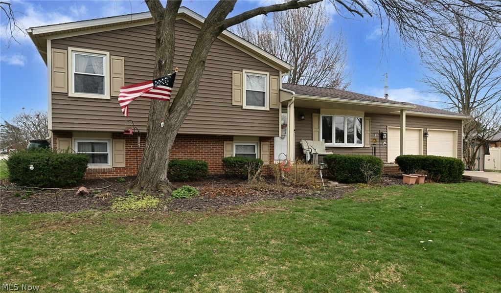 Photo of 300 Castleton Road NE, North Canton, OH 44720 (MLS # 5195068)