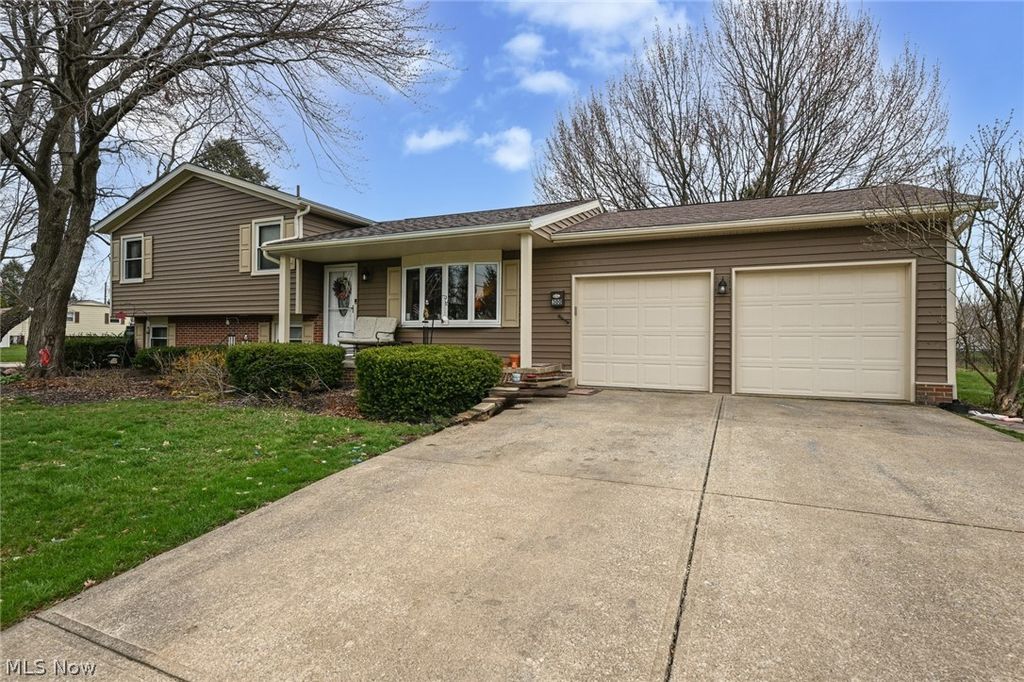 Photo of 300 Castleton Road NE, North Canton, OH 44720 (MLS # 5195068)