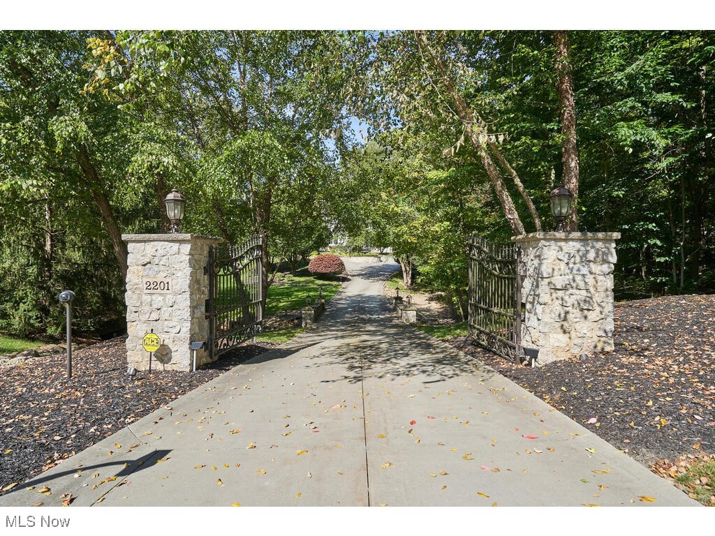 2201 Charles Lane, Bath, Ohio image 21