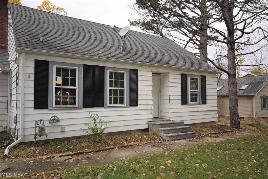 Welcome to 8414 York Rd. a 3 bedroom 1 bath home on 1 acre. Great investment opportunity. Currently no electric or plumbing. Must be purchased with 8452 York Rd. which is a four bedrooms and 1 bath home on 2.29 acres.
Making this offered at a total of $250,000 for two properties totaling over 3 acres!