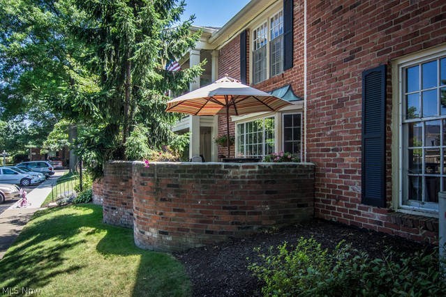 BEAUTIFUL COMPLETELY REMODELED GROUND FLOOR CONDO IN GEORGETOWN CONDOMINIUMS. THIS CONDO CONSISTS OF OPEN FLOOR LIVING PLAN WITH BEAUTIFUL MAHOGONY ENGINEERED HARDWOOD FLOORING THROUGH OUT THE MAIN AREA. 3 BEDROOMS AND 2 FULL BATHS. MASTER BEDROOM HAS 2 CLOSETS-ONE WALK IN. PRIVATE PATIO FOR ENTERTAINING AND RELAXING DURING THE SUMMER. ASSOCIATION FEES INCLUDE- WATER, TRASH, SEWER, GAS FOR HEAT, MAINT., PROPERTY MANAGEMENT, SNOW REMOVAL AND LANDSCAPING. ENJOY THE SUMMER MONTHS RELAXING AT THE POOL AND BARBECUING WITH YOUR FRIENDS. PLAY TENNIS AT THE TENNIS COURT ON SITE. GEORGETOWN CONDOMINIUMS ARE LOCATED MINUTES FROM 77 NORTH AND A COUPLE MILES FROM HIGHLAND SQUARE. CLOSE TO SHOPPING AND AREA RESTAURANTS. COME TAKE A LOOK AT THIS BEAUTIFUL CONDO TODAY BEFORE IT'S GONE. AGENT OWNED PROPERTY