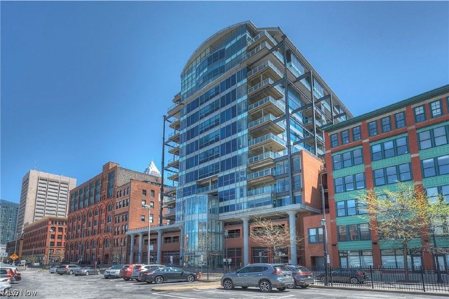 Spectacular Lake & City Views from this Alluring Pinnacle Condo!  Open Layout with Natural Light Galore!  Gorgeous Hardwood Floors!  Bright & Contemporary Look throughout!  Light greets you as you enter ...allowing you to relish every square inch of this Condo!  The entire North Wall is glass! The Living Room, Dining Room and Kitchen are all Open to each other making it perfect for enjoying a quiet evening or entertaining with Friends!  The Master Bedroom is spacious offering a generous Master Bath and Closet area for all your personal attire! Two (2) Bathrooms, In-Suite Laundry. Clean and Bright Parking area. Excellent Welcome/Lobby Area. Security, Concierge, Workout area and a Fantastic Move-In ready Downtown Location!!!  Call a Realtor today!  It's SO EZ2C!!!