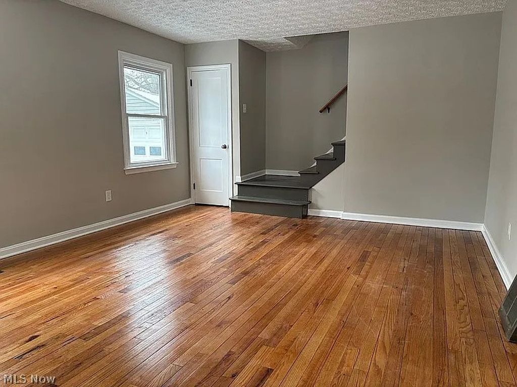 Photo of 1570 Oakwood Avenue, Akron, OH 44301 (MLS # 5194757)