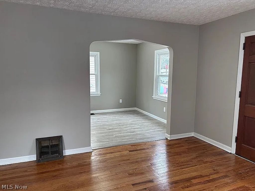 Photo of 1570 Oakwood Avenue, Akron, OH 44301 (MLS # 5194757)