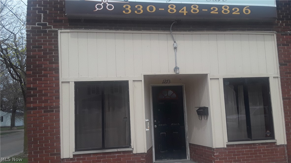 Looking for creative business owners that can benefit from a small strip plaza in a residential neighborhood. End unit of the five unit strip plaza. Location offers parking, store front window, ready to move in condition, curved receptionist desk if wanted, semi office area, storage area in basement, and private entrance for employees. Plaza is located in residential area with many rental units, corner market, a drive thru, heating and cooling business, and print shop near by. Owner may be willing to help with needed business equipment depending on the need.