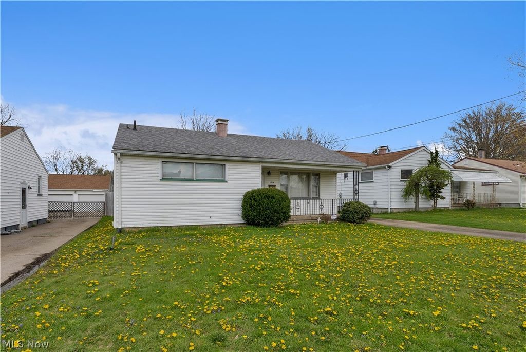 Photo of 1614 Country Club Avenue, Youngstown, OH 44514 (MLS # 5200872)