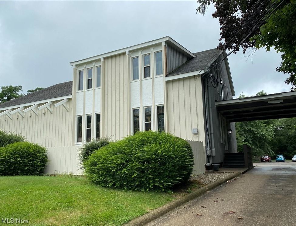 Office space for lease - first floor unit. Great office space, in a stand alone building.
Private suites with separate entrance.
Ample On-site Parking. Private Restrooms.
Just minutes from downtown Medina
*one month free with a 24 months signed lease*