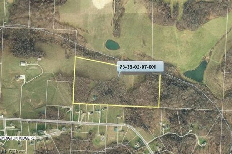Perfect secluded wooded setting for building your dream home. 25 +/- acres with at 40x52 pole barn with concrete floors. Public water and electric to the barn. Natural gas is available.