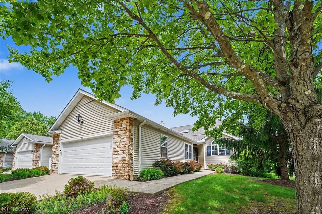 Photo of 959 Grand View Lane, Aurora, OH 44202 (MLS # 5209081)