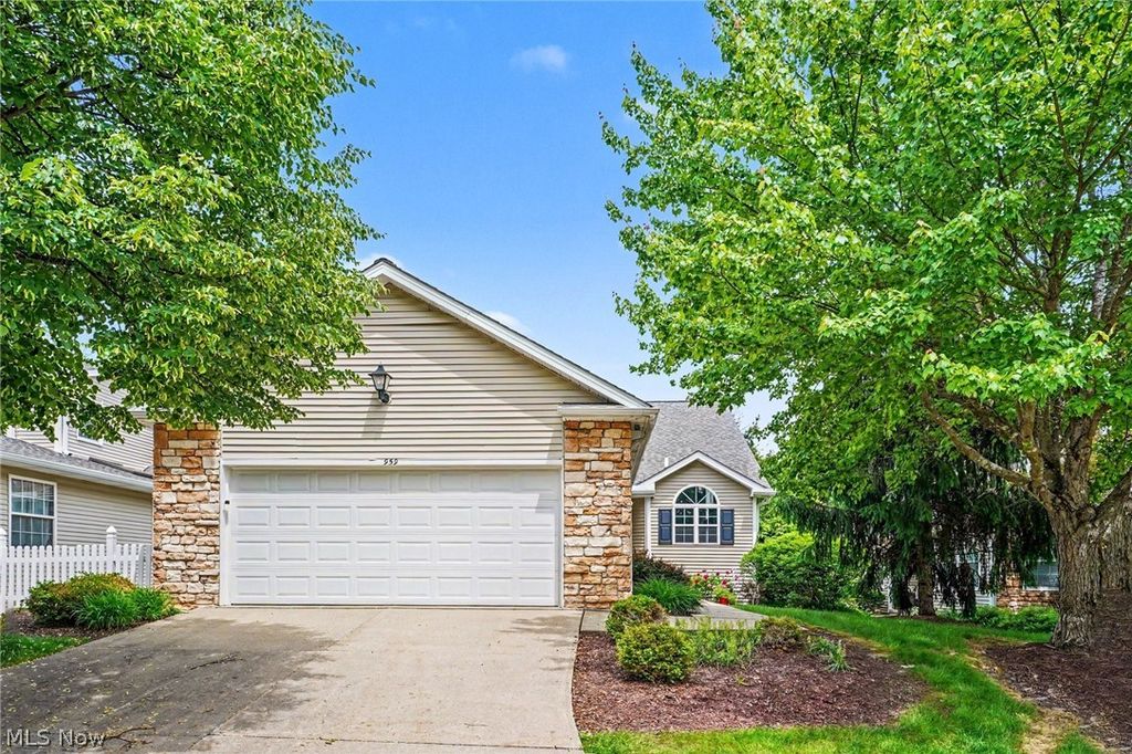 Photo of 959 Grand View Lane, Aurora, OH 44202 (MLS # 5209081)